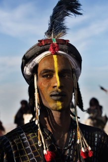Peul Bororo (Wadabee) man, dressed and made up for a beauty competition. Beauty is a great value for Peul Bororos. Aïr Festival, sustained by a CISP’s project. Iférouane, Niger 2018