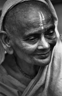 A white widow in the Bhajanashram. Vrindavan, India, 2004. Tens of millions of Indian women, out of sincere devotion or of necessity, once widowed take refuge in the Hindu temples. Every day in the Bhajanashram in Vrindavan about 2.000 widows and some outcasts sing the bhajans, the devotional chants to Lord Krishna, for two turns of 4 hours each. They earn in this way 5 rupees – that is to say less than 10 cents of Euro – and a glass of milk a day.