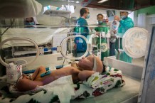 EMERGENCY's Maternity Centre, neonatal wing, intensive care unit, 2019. The neonatologists do their rounds of visits. In Afghanistan, there are no female neonatologists or pediatricians.
