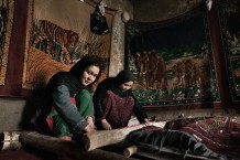 Shukria, 19 years old, and Nazema, 20 years old, waiving carpets. Beneficiaries of the ICRC's social reintegration program. Mazar-i-Sharif, 2013