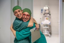 Centro di maternità, sala operatoria, la Coordinatrice medica Monika Pernjakovic (destra) e la ginecologa Keren Picucci (sinistra), 2019.  «Sono stata più a lungo un’infermiera che un essere umano! Scherzi a parte, sono infermiera da 35 anni e ora ne ho 48. Sono di Belgrado e ho lasciato il mio Paese nel 2011 per lavorare con le organizzazioni umanitarie. Ho una figlia di 22 anni, ho aspettato che fosse grande abbastanza prima di partire, e l’ho fatto innanzitutto per motivi economici: la guerra ci ha lasciati in condizioni penose. Fra lo staff di EMERGENCY c’è una piccola comunità di serbi perché la scuola per infermieri in Jugoslavia era ottima, e purtroppo abbiamo anche molta pratica in chirurgia di guerra. Amo questo lavoro soprattutto per questo staff! Qui ho più di 700 amici, 500 in Panjshir e 200 a Kabul, che mi fanno sentire un’infermiera afghana». Monika Pernjakovic  «Sono fortunata. Innanzitutto, dovrei pagare io EMERGENCY perché manco se avessi lavorato per 50 anni in Italia avrei visto quello che vedo qui, dove veniamo messi molto alla prova come medici. Siamo ripagati dal miracolo della guarigione, che si traduce in un’enorme speranza e positività per chi lavora per la salute e aiuta ad andare avanti. Per di più nell’ostetricia c’è un elemento gioioso: alla fine della giornata ho visto nascere tanti bambini sani perché, grazie al cielo, la maggior parte sta bene. E allora di cosa dovrei lamentarmi?». Keren Picucci