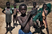 Mau, 10 years old, and her cousins coming back from fishing. Nkhotakota District, Malawi ,2018.