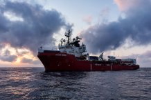The mother ship Ocean Viking has just taken on board 70 people rescued shortly before dawn in international waters of the Libyan search and rescue zone. The survivors, all men, including two unaccompanied minors, are from Bangladesh, except one from Egypt. They were on a fiberglass dinghy in distress. Rotation 42.1. June 2025